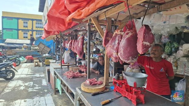 Harga Daging sapi di Pasar Kemiri Muka Depok dan Pasar Minggu Jakarta Selatan, Jumat (8/8/2025). CNBC Indonesia/Chandra Dwi Pranata