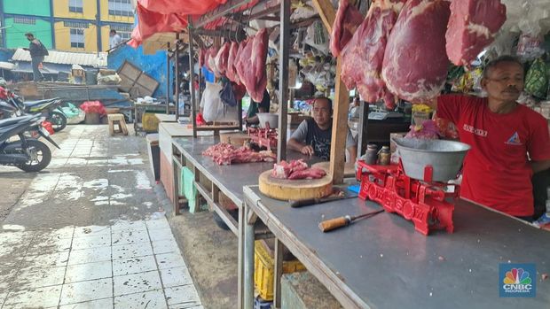 Harga Daging sapi di Pasar Kemiri Muka Depok dan Pasar Minggu Jakarta Selatan, Jumat (8/8/2025). CNBC Indonesia/Chandra Dwi Pranata