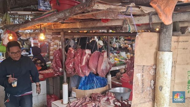 Harga Daging sapi di Pasar Kemiri Muka Depok dan Pasar Minggu Jakarta Selatan, Jumat (8/8/2025). CNBC Indonesia/Chandra Dwi Pranata