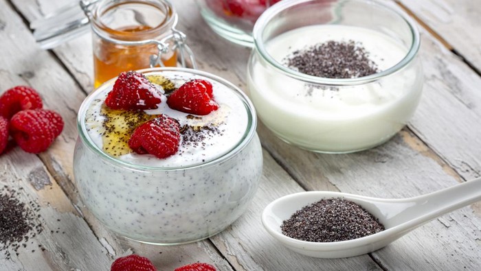 Poppy seed yoghurt dessert with honey and raspberries