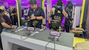 Ada booth Call of Duty: Mobile di mana pengunjung bisa main game dan foto bersama cosplayer. Foto: Virgina Maulita Putri/detikINET