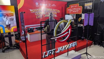 Tapi yang paling menarik perhatian adalah booth LRT Jakarta di mana pengunjung bisa memainkan simulator seolah-olah sedang menjadi masinis kereta. Foto: Virgina Maulita Putri/detikINET