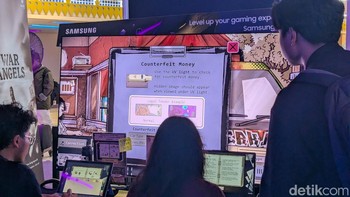 Seorang pengunjung memainkan demo game survival 1998: The Toll Keeper Story yang saat ini sudah bisa dimasukkan ke wishlist Steam. Foto: Virgina Maulita Putri/detikINET