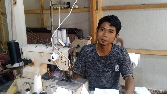 Ismanto, buruh jahit warga Coprayan, Buaran, Kabupaten Pekalongan, Jumat (8/8/2025). Dia diklarifikasi petugas pajak soal transaksi pembelian kain Rp 2,9 miliar.