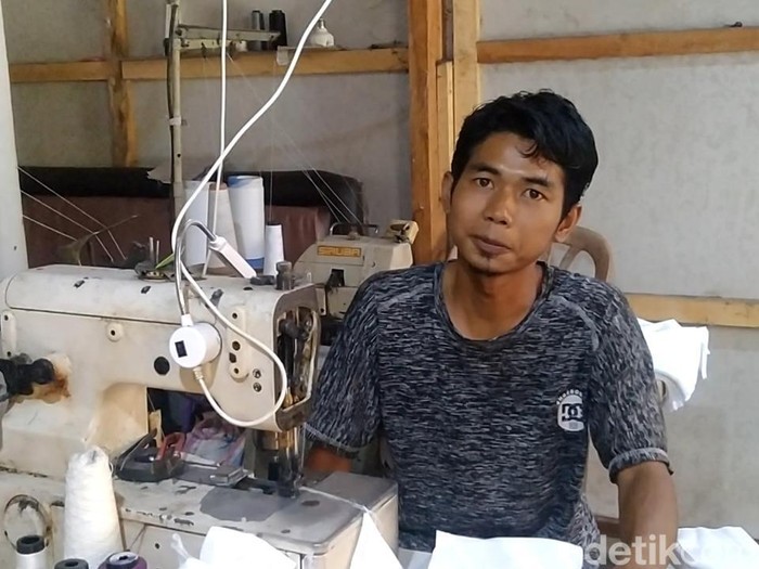 Ismanto, buruh jahit warga Coprayan, Buaran, Kabupaten Pekalongan, Jumat (8/8/2025). Dia diklarifikasi petugas pajak soal transaksi pembelian kain Rp 2,9 miliar.