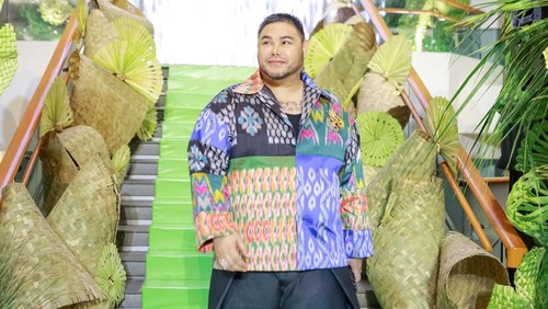 Ivan Gunawan Hadirkan Nusanova, Busana Mewah dari Wastra Nusantara. Desainer Ivan Gunawan mempersembahkan sebuah label baru yang menghadirkan kemewahan wastra Indonesia dalam sentuhan modern, Nusanova.