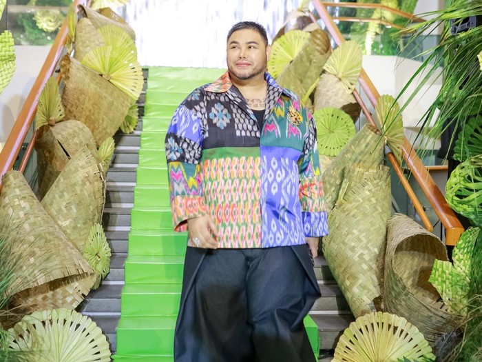 Ivan Gunawan Hadirkan Nusanova, Busana Mewah dari Wastra Nusantara.  Desainer Ivan Gunawan mempersembahkan sebuah label baru yang menghadirkan kemewahan wastra Indonesia dalam sentuhan modern, Nusanova.