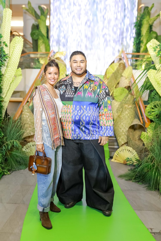 Dalam semangat Hari Kemerdekaan RI ke-80, Ivan Gunawan mempersembahkan Nusanova, sebuah koleksi busana siap pakai berstandar internasional yang lahir dari keberagaman kain wastra nusantara. Dengan sentuhan kreatifnya, wastra yang kaya akan ragam dan tampilan unik diolah menjadi karya modern yang tak hanya memikat, tetapi juga menawarkan pilihan baru bagi para pecinta mode Indonesia. Foto: Dok. Ivan Gunawan.