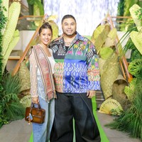 Dalam semangat Hari Kemerdekaan RI ke-80, Ivan Gunawan mempersembahkan Nusanova, sebuah koleksi busana siap pakai berstandar internasional yang lahir dari keberagaman kain wastra nusantara. Dengan sentuhan kreatifnya, wastra yang kaya akan ragam dan tampilan unik diolah menjadi karya modern yang tak hanya memikat, tetapi juga menawarkan pilihan baru bagi para pecinta mode Indonesia. Foto: Dok. Ivan Gunawan.