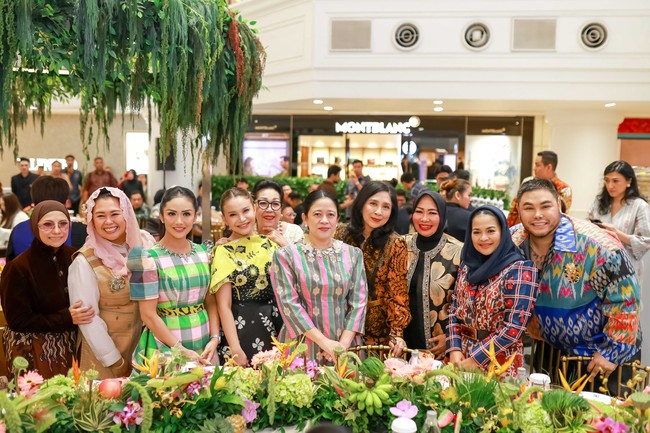 Acara peragaan busana Nusanova turut dimeriahkan oleh kehadiran publik figur ternama Tanah Air, mulai dari deretan selebritas seperti Krisdayanti, Titi DJ, Rossa, hingga sosok-sosok berpengaruh seperti Dewi Motiq, Oky Asokawati, serta politisi Yenny Wahid dan Puan Maharani. Sebelum rangkaian fashion show dimulai, suasana semakin hangat dengan penampilan pembuka dari Andien, yang membawakan lagu dengan nuansa intim dan penuh cinta Tanah Air. Foto: Dok. Ivan Gunawan.