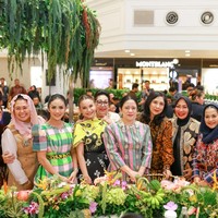 Acara peragaan busana Nusanova turut dimeriahkan oleh kehadiran publik figur ternama Tanah Air, mulai dari deretan selebritas seperti Krisdayanti, Titi DJ, Rossa, hingga sosok-sosok berpengaruh seperti Dewi Motiq, Oky Asokawati, serta politisi Yenny Wahid dan Puan Maharani. Sebelum rangkaian fashion show dimulai, suasana semakin hangat dengan penampilan pembuka dari Andien, yang membawakan lagu dengan nuansa intim dan penuh cinta Tanah Air. Foto: Dok. Ivan Gunawan.