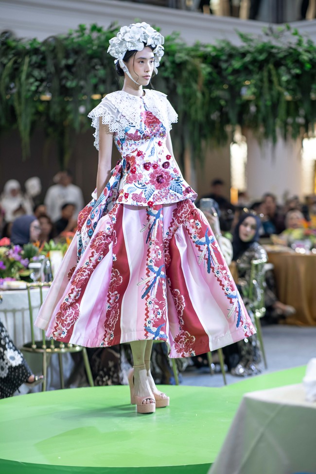 Menjelang perayaan Hari Kemerdekaan Republik Indonesia ke-80, desainer Ivan Gunawan mempersembahkan sebuah label baru yang menghadirkan kemewahan wastra Indonesia dalam sentuhan modern, Nusanova. Label ini menjadi visi Ivan terhadap warisan tekstil nusantara yang diolah dengan estetika feminine luxury yang khas, kaya akan detail dan elegan. Foto: Dok. Ivan Gunawan.