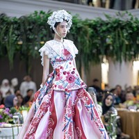 Menjelang perayaan Hari Kemerdekaan Republik Indonesia ke-80, desainer Ivan Gunawan mempersembahkan sebuah label baru yang menghadirkan kemewahan wastra Indonesia dalam sentuhan modern, Nusanova. Label ini menjadi visi Ivan terhadap warisan tekstil nusantara yang diolah dengan estetika feminine luxury yang khas, kaya akan detail dan elegan. Foto: Dok. Ivan Gunawan.