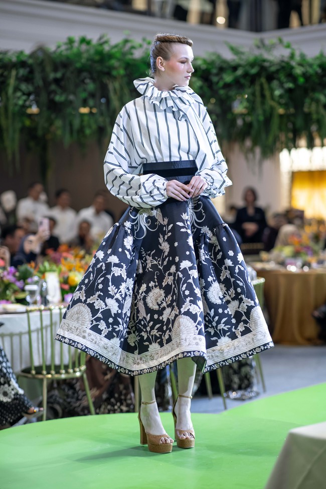 Nusanova dari Ivan Gunawan deluxe, koleksi resort look yang terdiri dari pakaian daily sampai ke party. Saya lihat saat ini, wanita Indonesia membutuhkan pilihan busana berunsur wastra untuk ke berbagai acara, apakah acara kasual, cocktail, hingga wedding party, tugas saya adalah membawa wastra bisa tampil modern dan kekinian, untuk mereka, kata Ivan Gunawan. Foto: Dok. Ivan Gunawan.