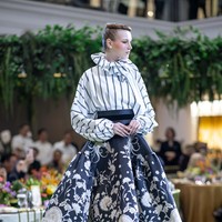 Nusanova dari Ivan Gunawan deluxe, koleksi resort look yang terdiri dari pakaian daily sampai ke party. Saya lihat saat ini, wanita Indonesia membutuhkan pilihan busana berunsur wastra untuk ke berbagai acara, apakah acara kasual, cocktail, hingga wedding party, tugas saya adalah membawa wastra bisa tampil modern dan kekinian, untuk mereka, kata Ivan Gunawan. Foto: Dok. Ivan Gunawan.