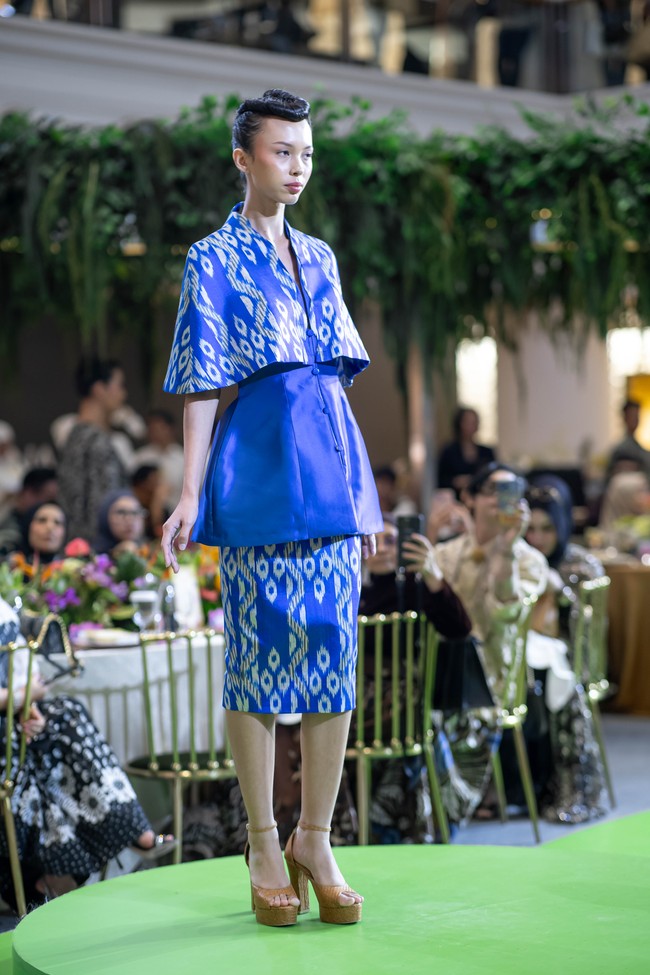 Melalui koleksi Nusanova, Ivan Gunawan memadukan keberagaman kain tradisional Indonesia dengan pendekatan desain modern. Ivan menggunakan Songket Bali, tenun Endek, sutra Makassar, lurik Jogja, serta motif Batik Peranakan (print). Foto: Dok. Ivan Gunawan.