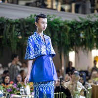 Melalui koleksi Nusanova, Ivan Gunawan memadukan keberagaman kain tradisional Indonesia dengan pendekatan desain modern. Ivan menggunakan Songket Bali, tenun Endek, sutra Makassar, lurik Jogja, serta motif Batik Peranakan (print). Foto: Dok. Ivan Gunawan.