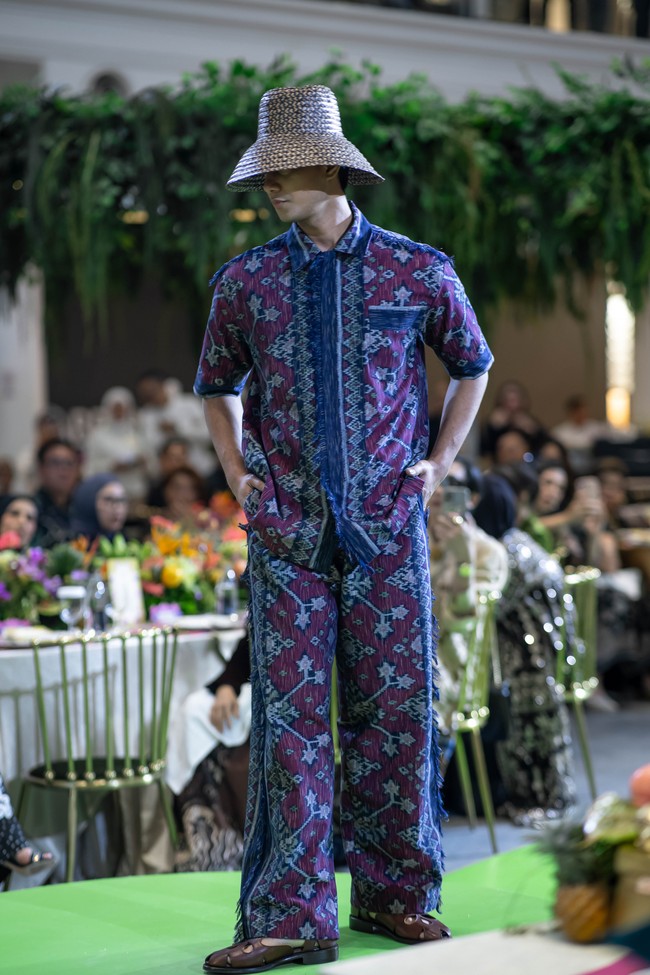 Nusanova hari ini aku lahirkan keberagaman kain wastra nusantara ku jadikan bahan dasar busana siap pakai yang berstandart internasional. Kain wastra di tangan memiliki keberagaman tampilan sendiri, saya berharap karya ini bisa menjadikan pilihan yang baru. Dirgahayu RI ke 80, pungkasnya. Foto: Dok. Ivan Gunawan.