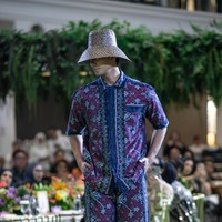 Nusanova hari ini aku lahirkan keberagaman kain wastra nusantara ku jadikan bahan dasar busana siap pakai yang berstandart internasional. Kain wastra di tangan memiliki keberagaman tampilan sendiri, saya berharap karya ini bisa menjadikan pilihan yang baru. Dirgahayu RI ke 80, pungkasnya. Foto: Dok. Ivan Gunawan.