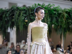 Foto Ivan Gunawan Hadirkan Nusanova, Busana Mewah Angkat Wastra Nusantara