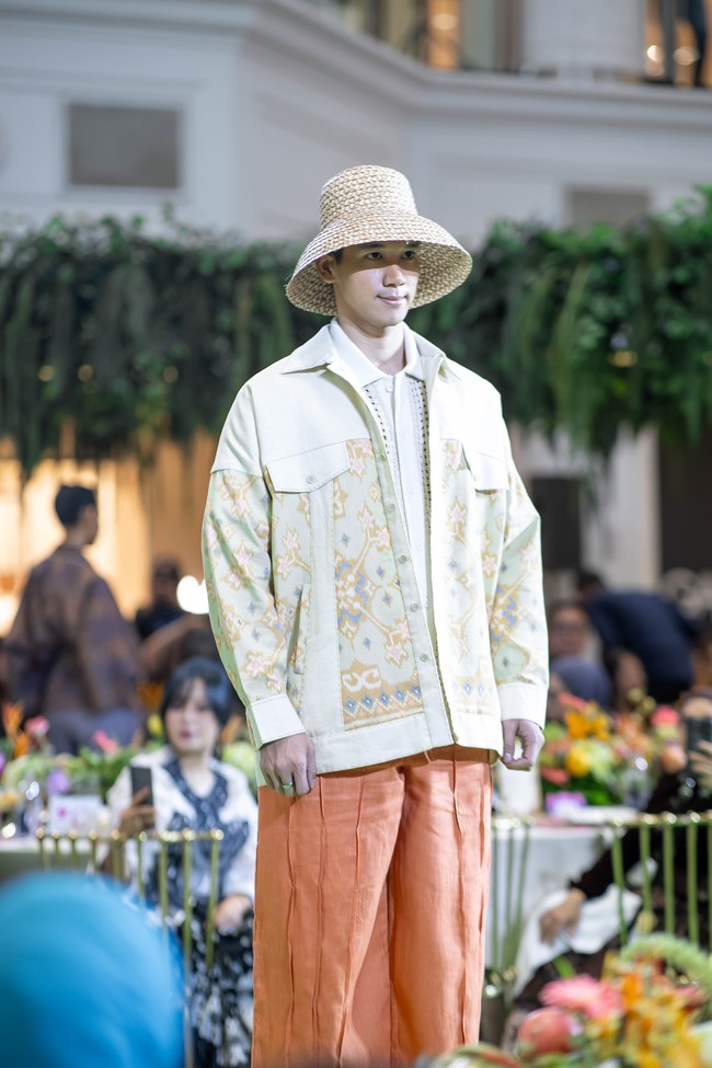 Detail seperti sulaman tangan bertekstur 3D pada kain Endek, aplikasi renda, hingga beading yang membentuk ornamen etnik tampil sebagai aksen dekoratif yang merepresentasikan kekayaan ragam hias nusantara. Foto: Dok. Ivan Gunawan.