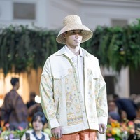 Detail seperti sulaman tangan bertekstur 3D pada kain Endek, aplikasi renda, hingga beading yang membentuk ornamen etnik tampil sebagai aksen dekoratif yang merepresentasikan kekayaan ragam hias nusantara. Foto: Dok. Ivan Gunawan.