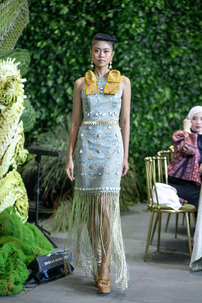 Meluncurkan Nusanova, Ivan Gunawan menghidupkan panggung fashion show dengan dekorasi yang penuh kehangatan dan makna di Lamoda Cafe, Plaza Indonesia. Anyaman daun kelapa berpadu dengan rangkaian bunga, sayur dan buah segar seperti pisang, lemon, serta tanaman hijau menghiasi setiap sudut dan meja tamu undangan. Foto: Dok. Ivan Gunawan.