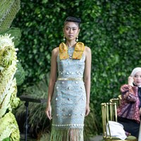 Meluncurkan Nusanova, Ivan Gunawan menghidupkan panggung fashion show dengan dekorasi yang penuh kehangatan dan makna di Lamoda Cafe, Plaza Indonesia. Anyaman daun kelapa berpadu dengan rangkaian bunga, sayur dan buah segar seperti pisang, lemon, serta tanaman hijau menghiasi setiap sudut dan meja tamu undangan. Foto: Dok. Ivan Gunawan.