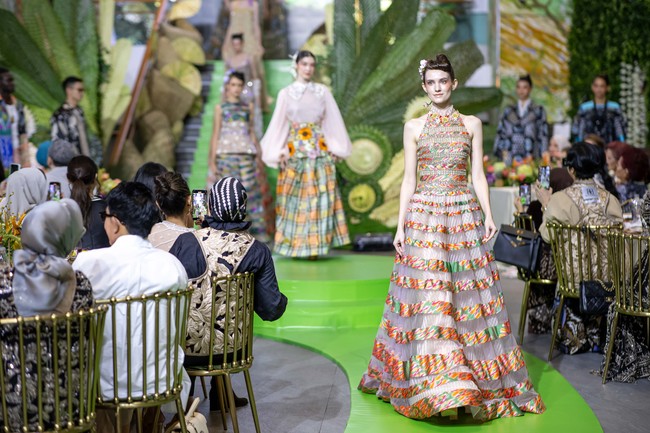 Dalam koleksi ini, Ivan Gunawan membuktikan bahwa kain tradisional tak hanya pantas dikenakan di momen formal atau seremonial, tetapi juga layak tampil di panggung fashion global dengan wajah baru yang penuh daya pikat. Karyanya adalah bentuk penghormatan pada akar tradisi, sekaligus langkah untuk membawa wastra ke arah yang lebih luas. Saya lihat banyak desainer kita sudah menggarap wastra, dengan cara mereka masing-masing. Sekarang saya pun hadir dengan cara saya, dengan gaya saya. Sebagai desainer Indonesia saya punya tanggung jawab untuk menambahkan warna dan wastra di dalam pilihan berpakaian wanita Indonesia, ucap Ivan. Foto: Dok. Ivan Gunawan.