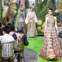 Dalam koleksi ini, Ivan Gunawan membuktikan bahwa kain tradisional tak hanya pantas dikenakan di momen formal atau seremonial, tetapi juga layak tampil di panggung fashion global dengan wajah baru yang penuh daya pikat. Karyanya adalah bentuk penghormatan pada akar tradisi, sekaligus langkah untuk membawa wastra ke arah yang lebih luas. Saya lihat banyak desainer kita sudah menggarap wastra, dengan cara mereka masing-masing. Sekarang saya pun hadir dengan cara saya, dengan gaya saya. Sebagai desainer Indonesia saya punya tanggung jawab untuk menambahkan warna dan wastra di dalam pilihan berpakaian wanita Indonesia, ucap Ivan. Foto: Dok. Ivan Gunawan.