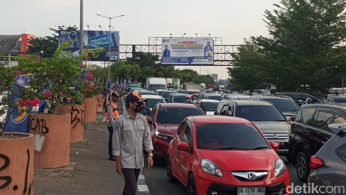 Sejumlah mahasiswa dari Komando Pasukan Merah Putih menggelar demonstrasi di depan Universitas Negeri Makassar (UNM). Unjuk rasa tersebut menyebabkan kemacetan arus lalu lintas (lalin) di Jalan AP Pettarani Makassar.