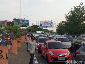 Demo Mahasiswa di Depan UNM Makassar, Lalin di Jalan AP Pettarani Macet
