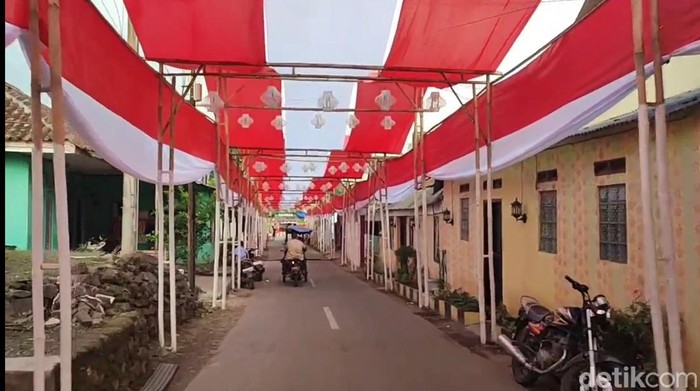 Jalan kampung di Tasikmalaya dihias bendera merah putih