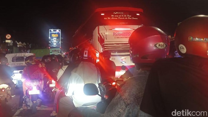 Jalan Poros Makassar-Maros di wilayah Mandai, Kabupaten Maros, Sulawesi Selatan (Sulsel), mengalami kemacetan malam ini.