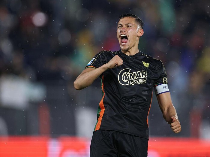 VENICE, ITALY - MAY 12: Jay Idzes of Venezia celebrates at the final whistle of the Serie A match between Venezia and Fiorentina at Stadio Pier Luigi Penzo on May 12, 2025 in Venice, Italy. (Photo by Timothy Rogers/Getty Images)