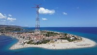 Pemandangan udara Selat Messina, lokasi pembangunan jembatan penghubung Sisilia–Italia, Rabu (6/8/2025). REUTERS/Yara Nardi