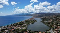 Jembatan menghubungkan Messina di Sisilia dengan daratan utama Italia. REUTERS/Yara Nardi