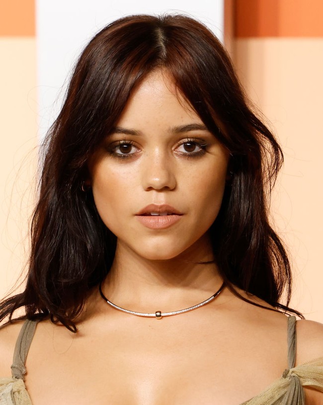 5. Jenna Ortega Aktris Wednesday, Jenna Ortega ini punya salah satu dahi paling sempurna dalam pemetaan Golden Ratio. Namun, nilai terendah pada kategori bentuk wajah (88%), membuat totalnya tidak lebih tinggi dibanding lainnya. Foto: FilmMagic/Taylor Hill