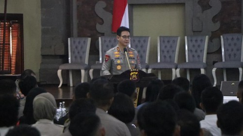 Kapolda Bali, Irjen Daniel Adityajaya, membuka pelatihan bahasa Inggris bagi personelnya, Jumat (8/8/2025). (Dok. Polda Bali)