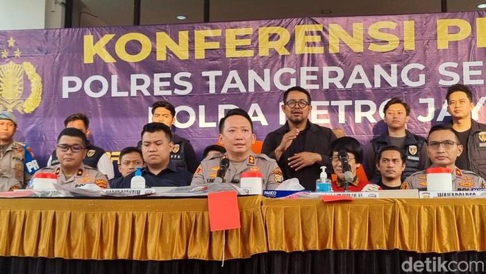 Kapolres Tangsel AKBP Victor Inkiriwang dalam jumpa pers kasus anak 4 tahun tewas dianiaya orang tua.