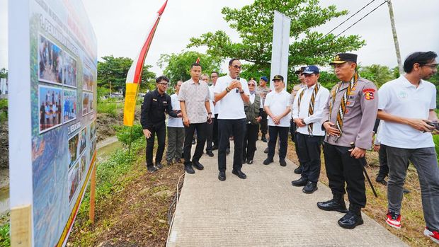 Kapolri-Menteri LH Tanam Mangrove di Kalbar