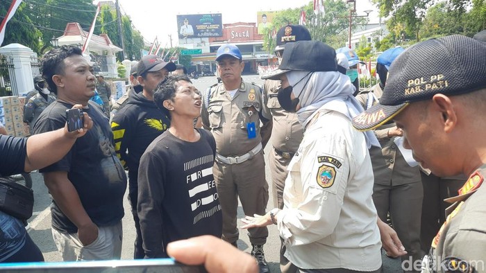 Plt Kasatpol PP, Sriyantun saat adu mulut dengan massa pada penertiban yang dilakukan di posko Masyarakat Pati Bersatu Alun-alun Pati, Selasa (5/8/2025).