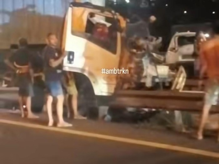 Penampakan kendaraan yang terlibat kecelakaan di Tol Gayamsari, Semarang, Jumat (8/8/2025).