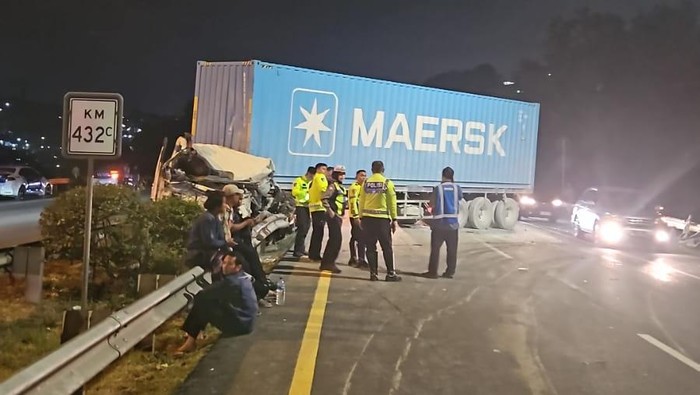 Evakuasi kendaraan yang terlibat kecelakaan beruntun di Tol Gayamsari, Kota Semarang, Jumat (8/8/2025).
