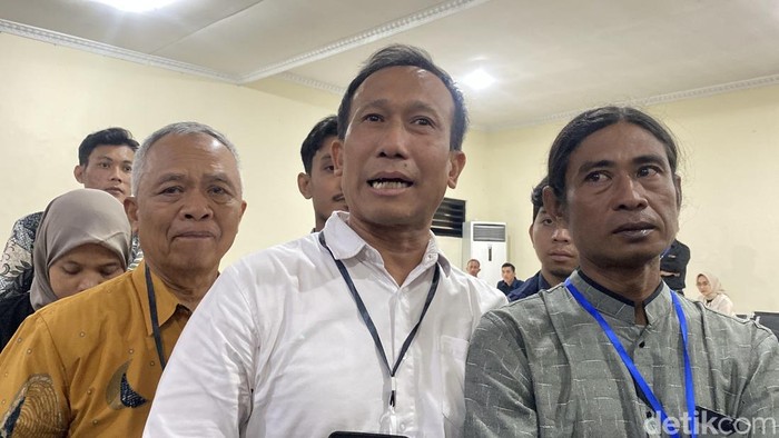 Kakek Gamma, Subambang (kiri), kuasa hukum keluarga korban, Zainal Petir (tengah) ayah Gamma, Andi Prabowo (kanan) usai sidang putusan kasus penembakan Gamma oleh Aipda Robig Zaenudin di PM Semarang, Jumat (8/8/2025).