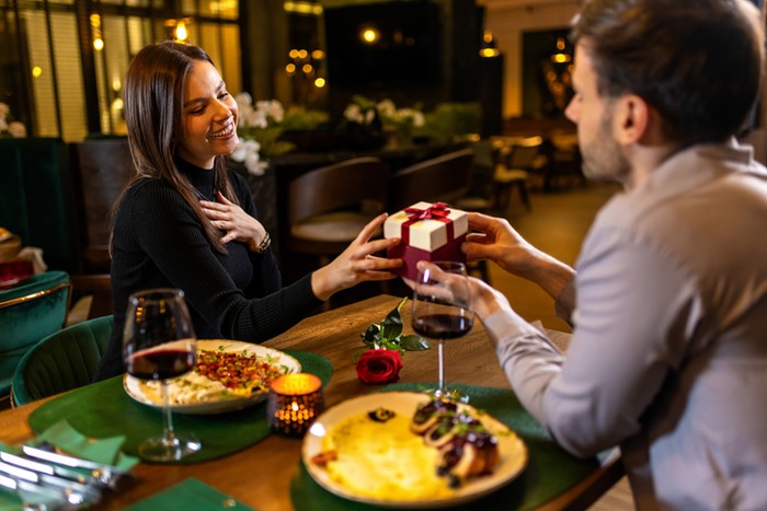 Ilustrasi makan romantis bareng kekasih.