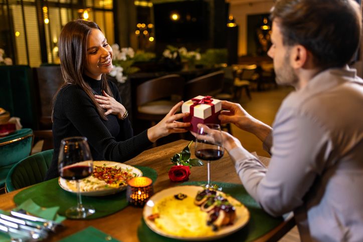 Ilustrasi makan romantis bareng kekasih.