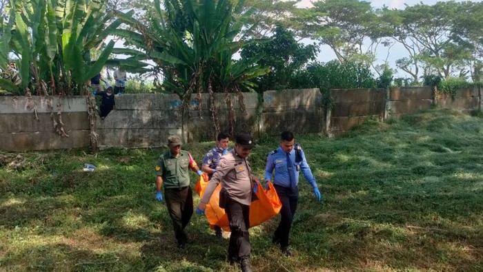 Sejumlah petugas saat mengevakuasi kerangka manusia di Deli Serdang.
