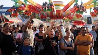Warga San Salvador memadati area festival El Divino Salvador del Mundo, Kamis (7/8/2025). REUTERS/Jose Cabezas