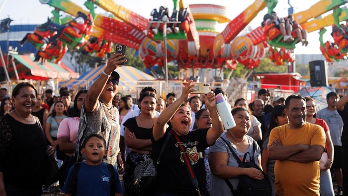 Keseruan Warga San Salvador Nikmati Wahana di Festival Tahunan Warga San Salvador menikmati wahana dan hiburan dalam festival El Divino Salvador del Mundo, merayakan santo pelindung ibu kota El Salvador